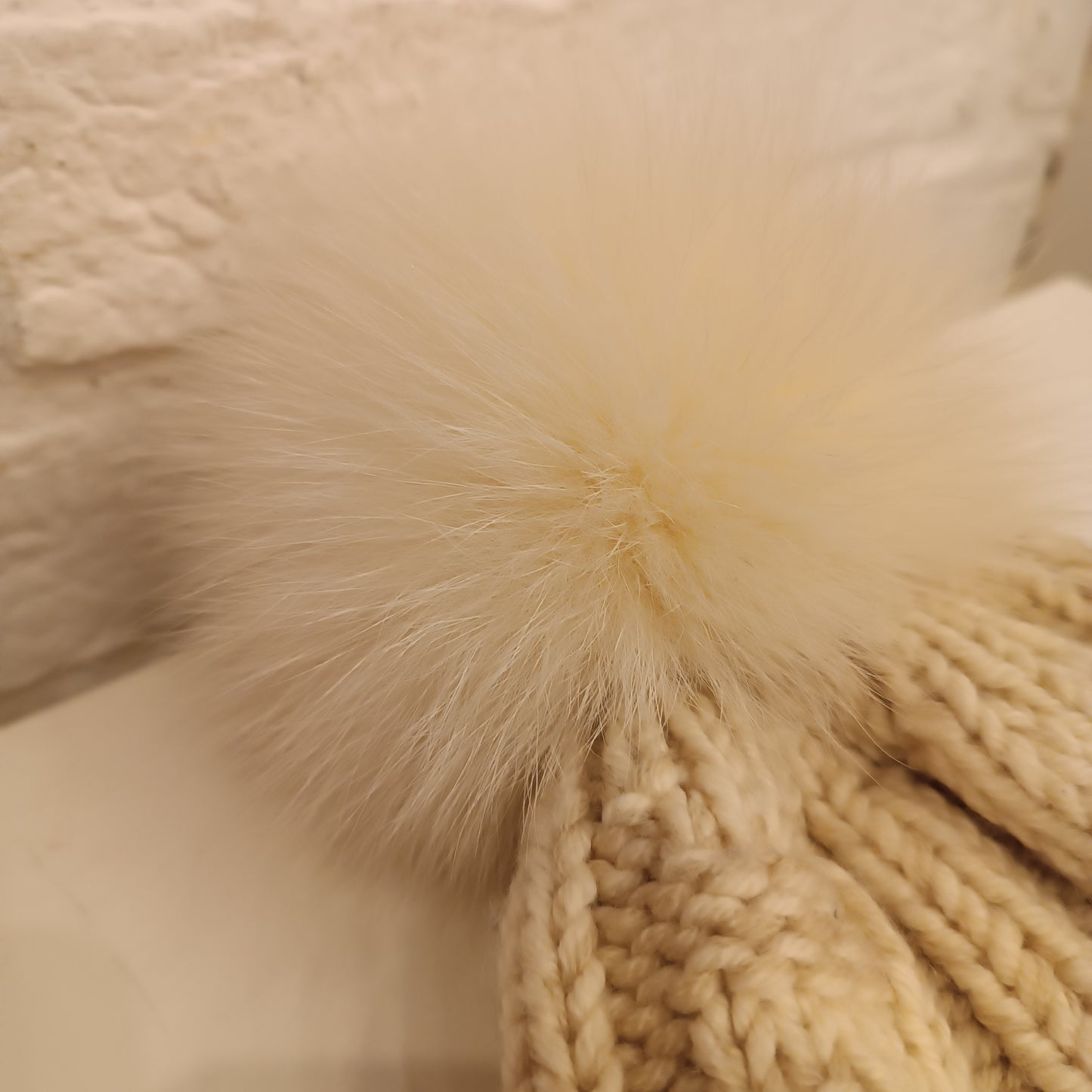 Cappello fendi con pon pon