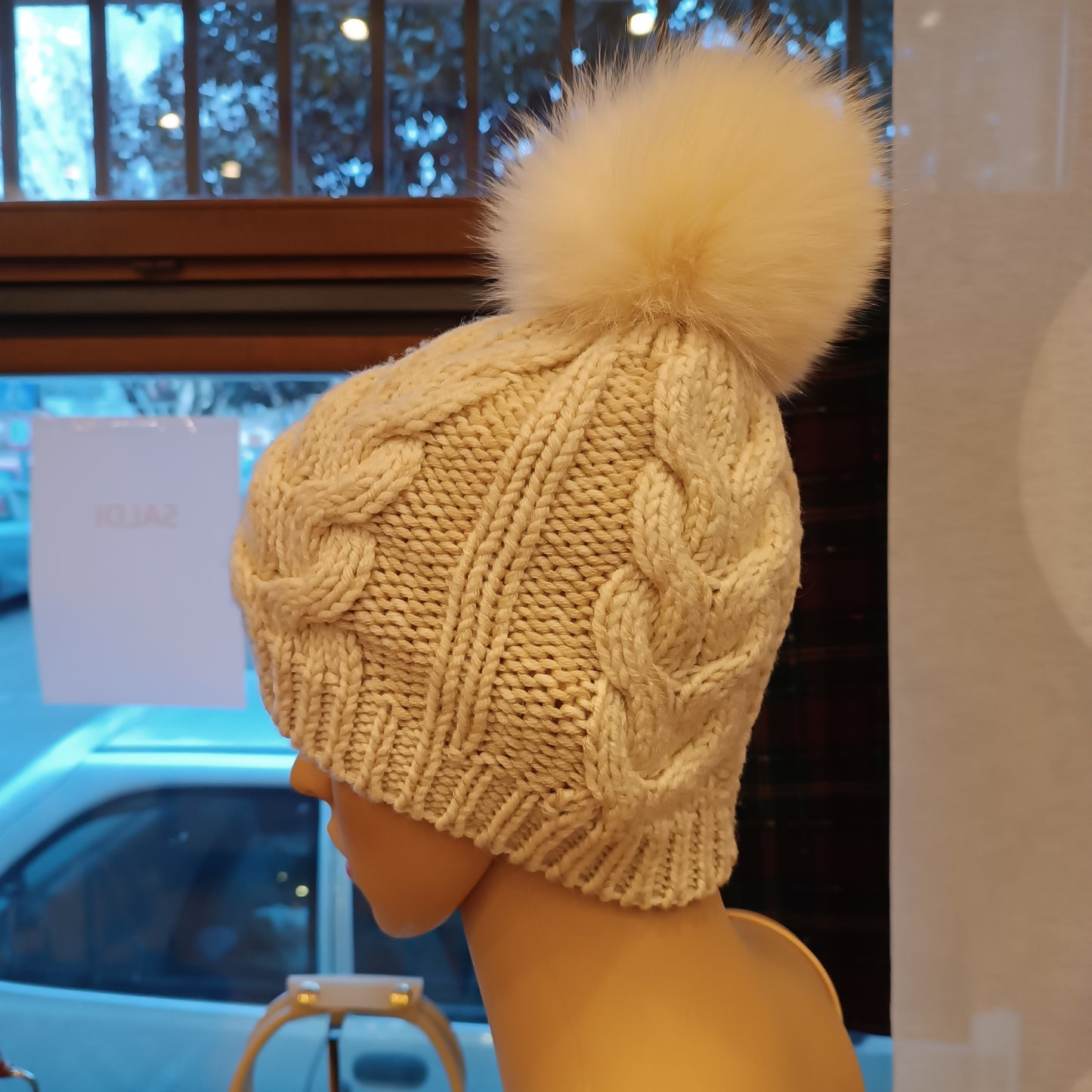 Cappello fendi con pon pon