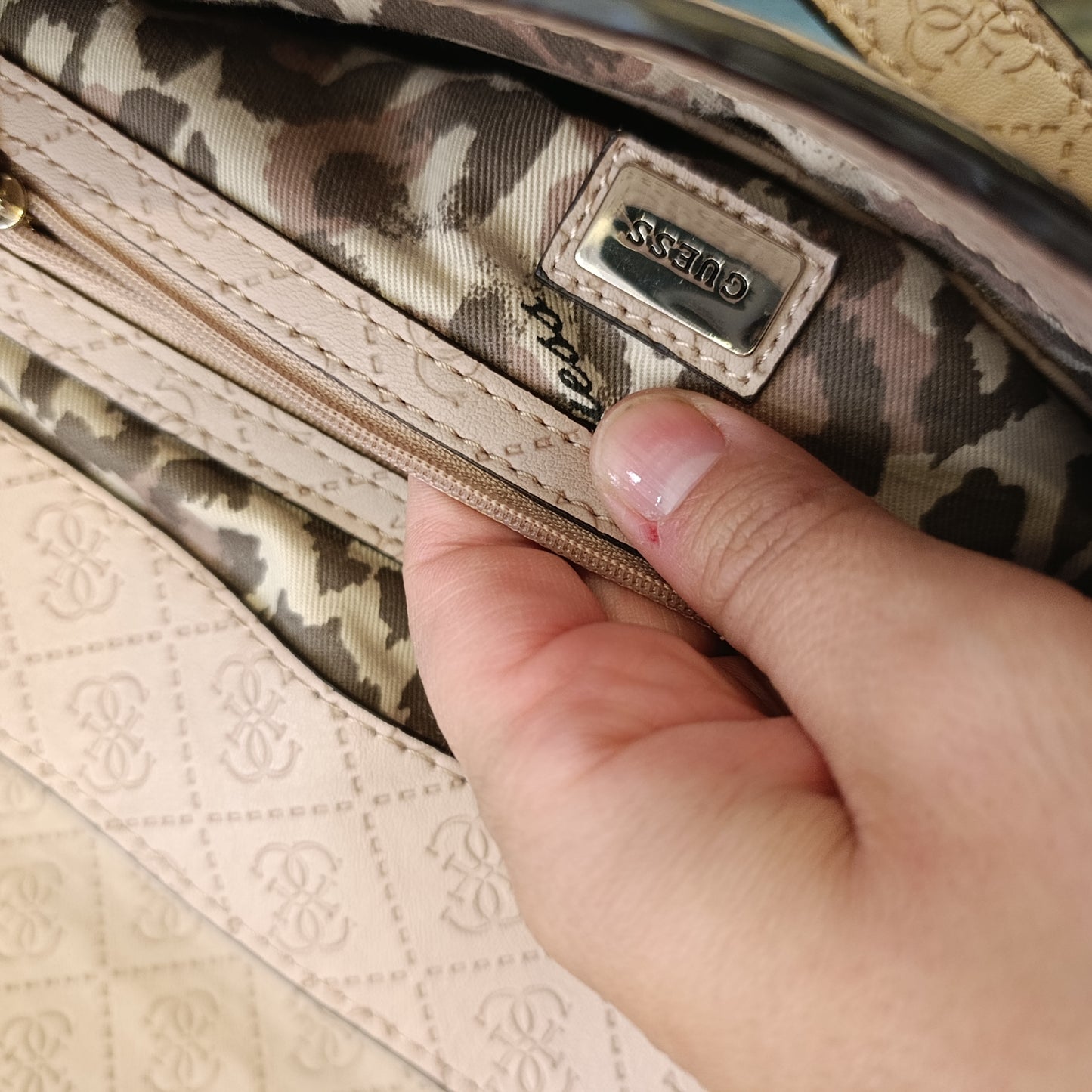 Bauletto Guess logo