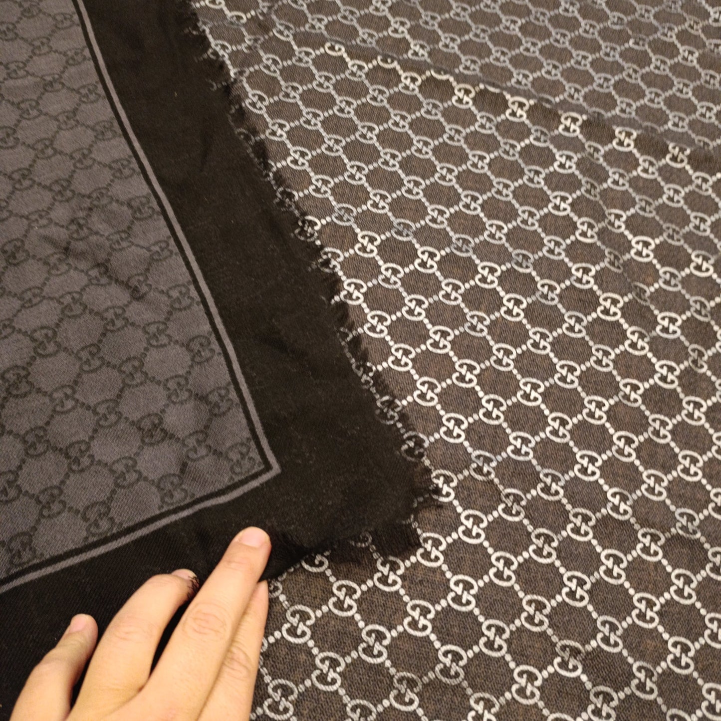 Maxi stola glitter grigio/nera Gucci