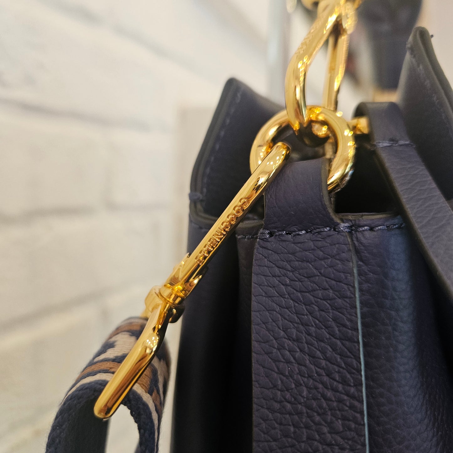 Borsa Coccinelle blu con tracolla