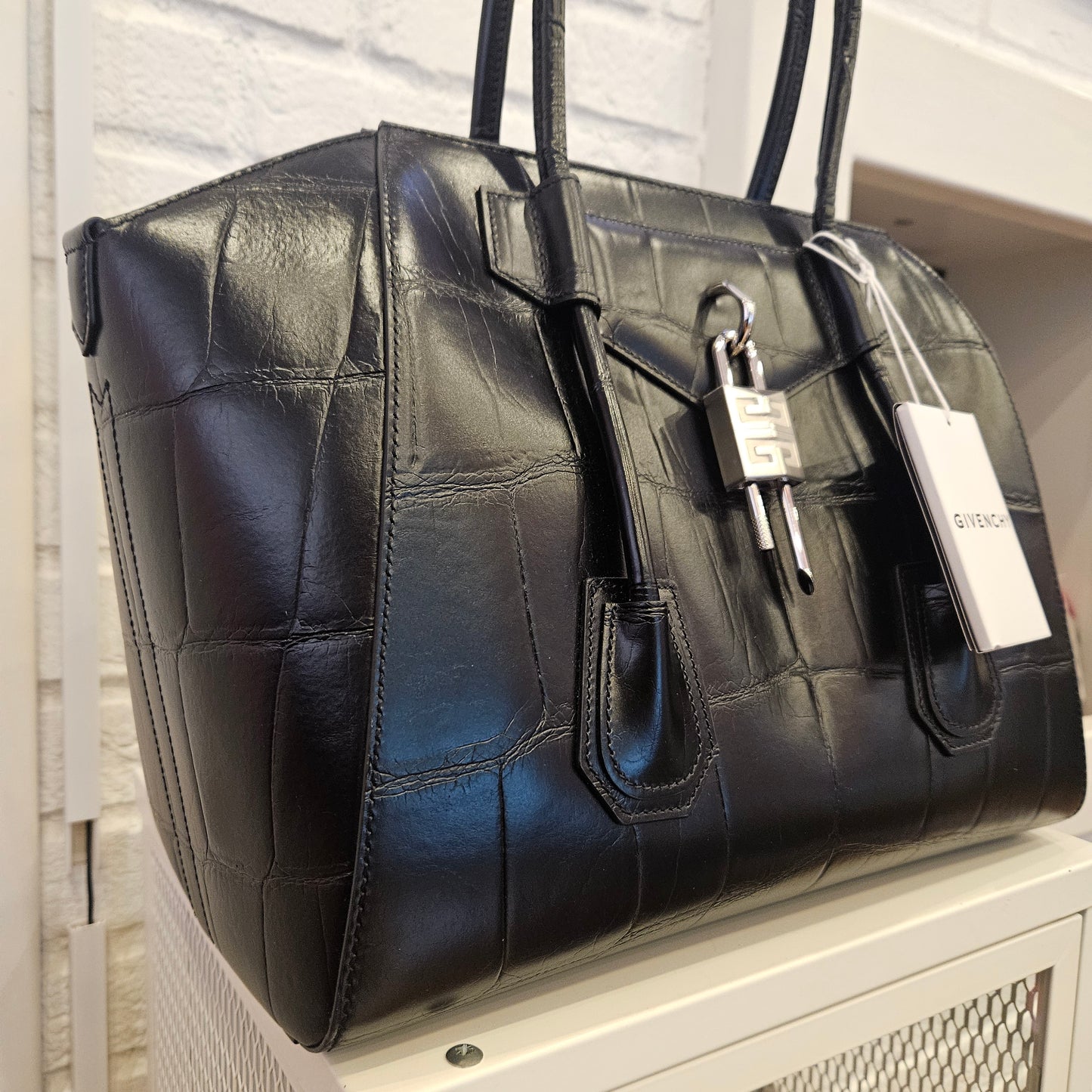 Antigona Givenchy