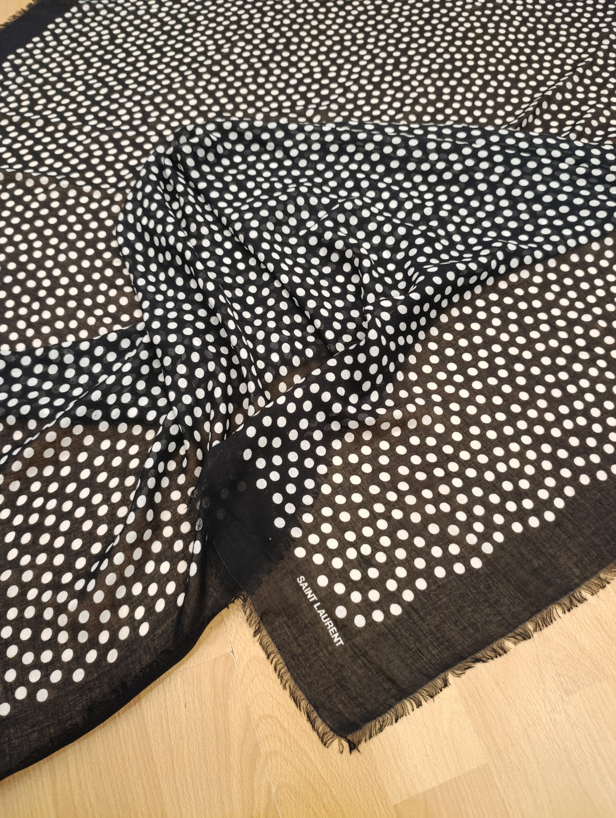 Foulard Saint Laurent a pois