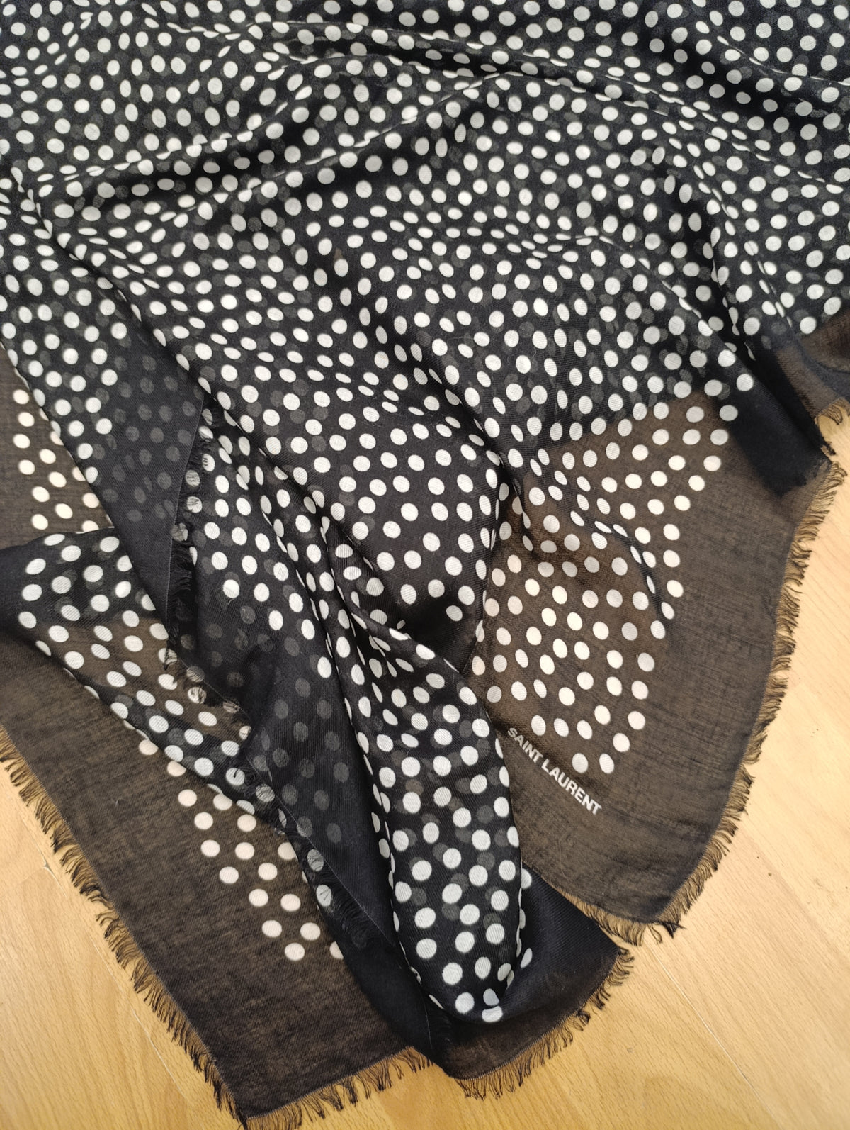 Foulard Saint Laurent a pois