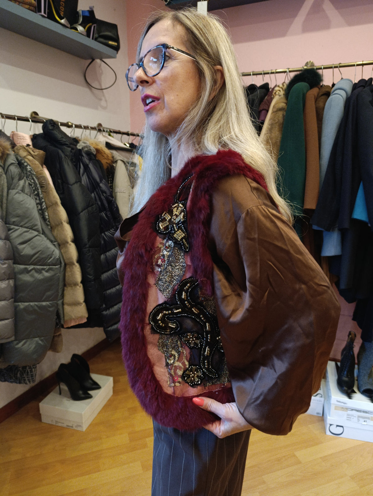 Gilet in lapin bordeaux con strass