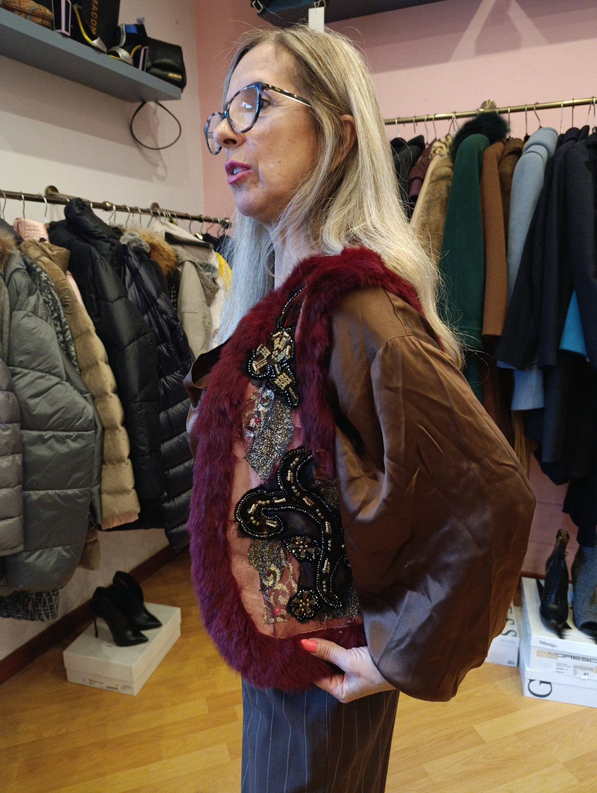Gilet in lapin bordeaux con strass