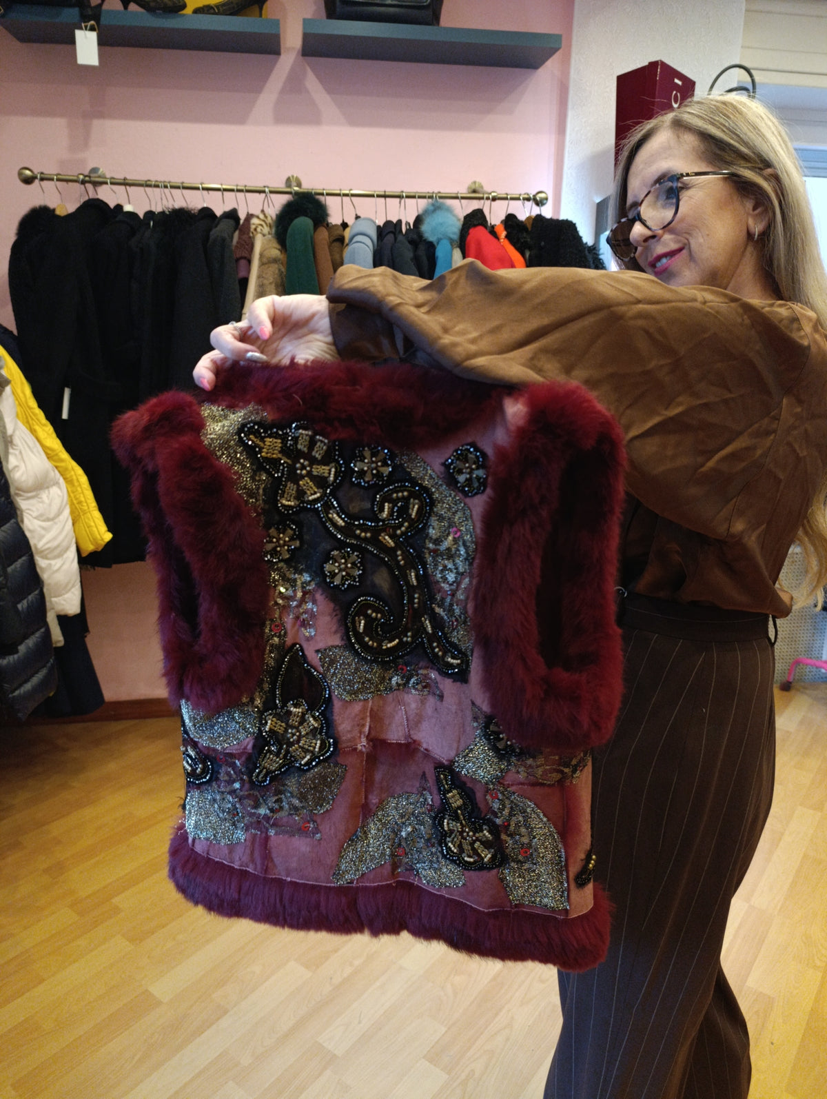 Gilet in lapin bordeaux con strass