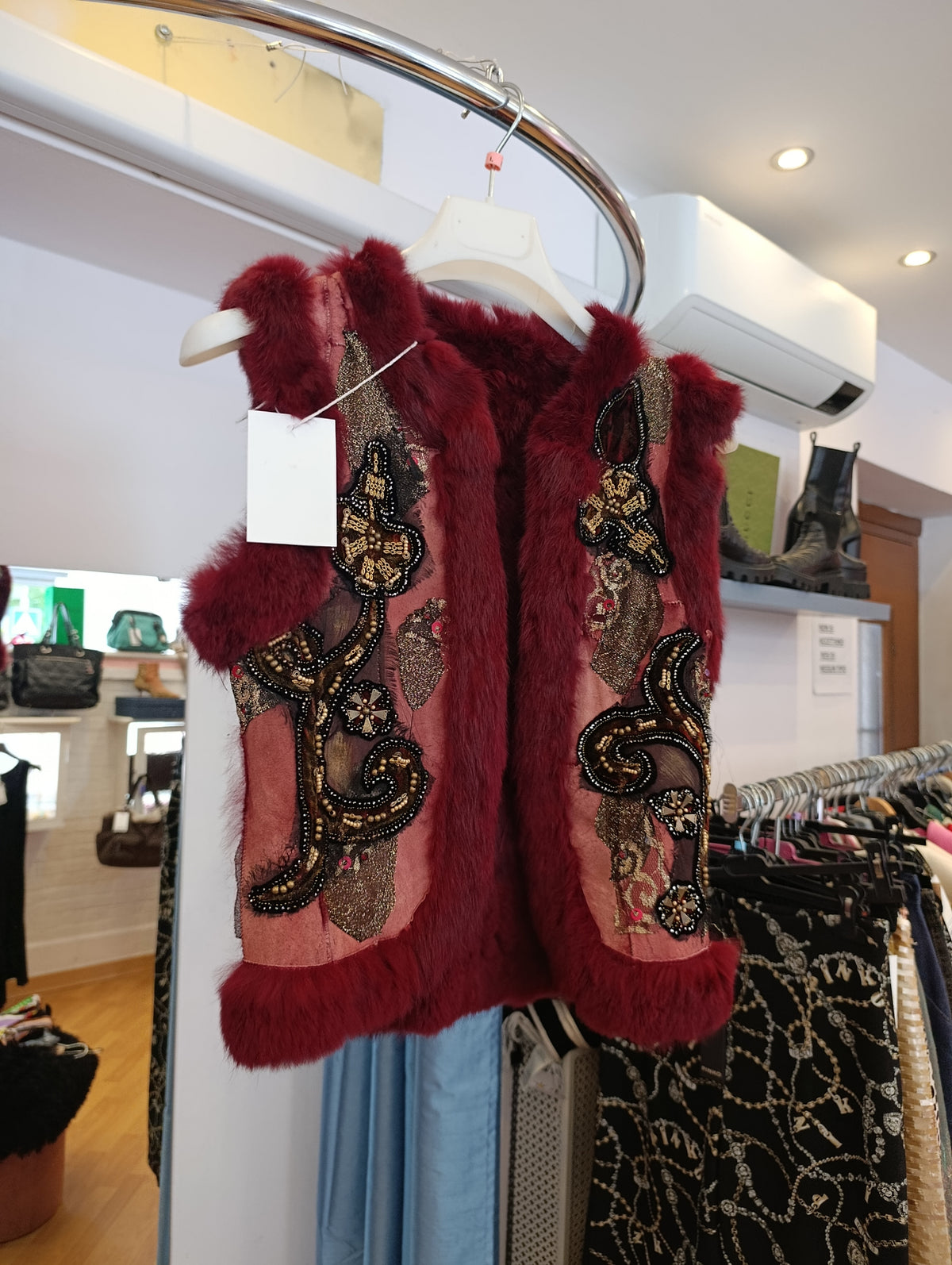 Gilet in lapin bordeaux con strass