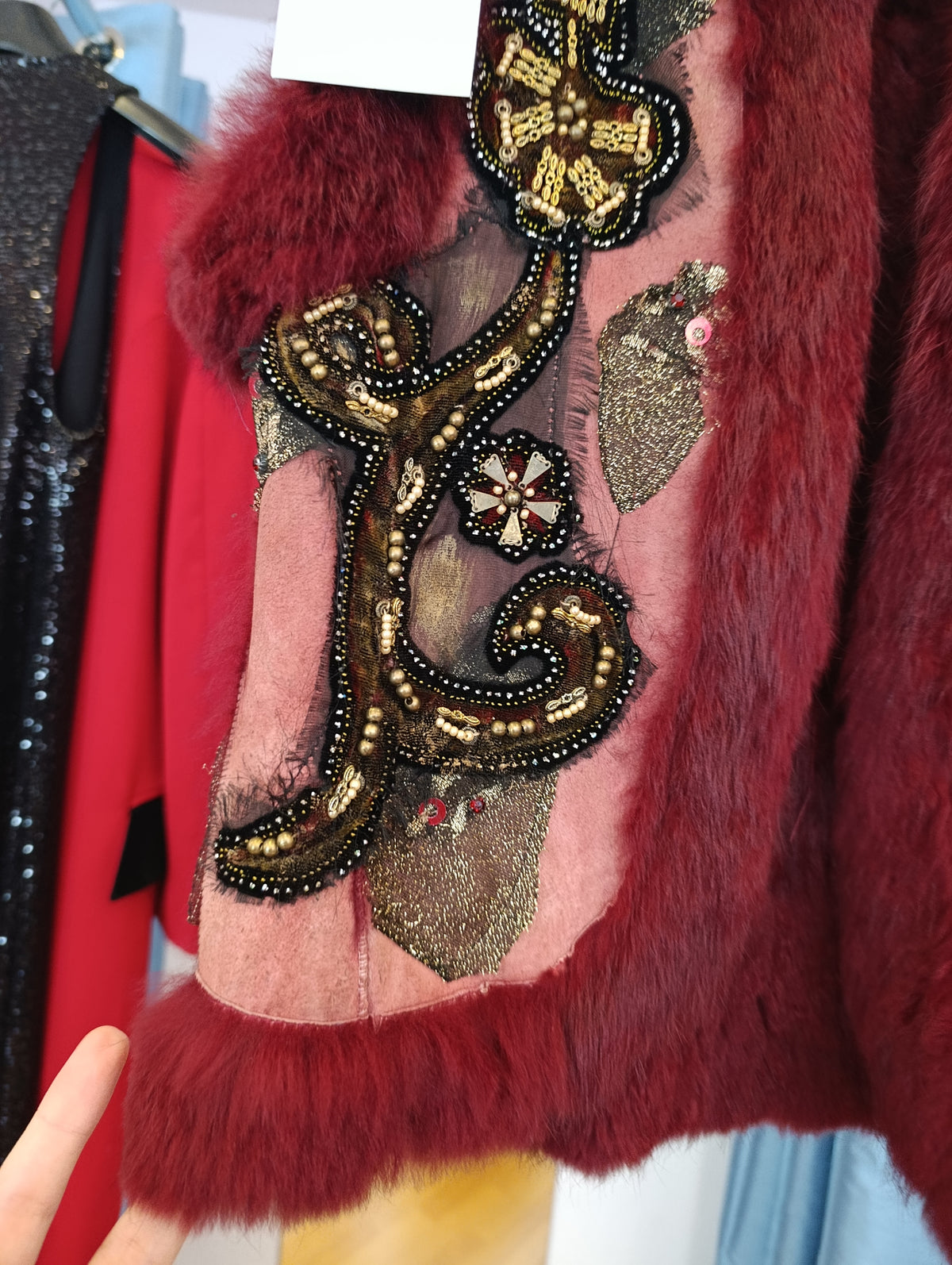 Gilet in lapin bordeaux con strass
