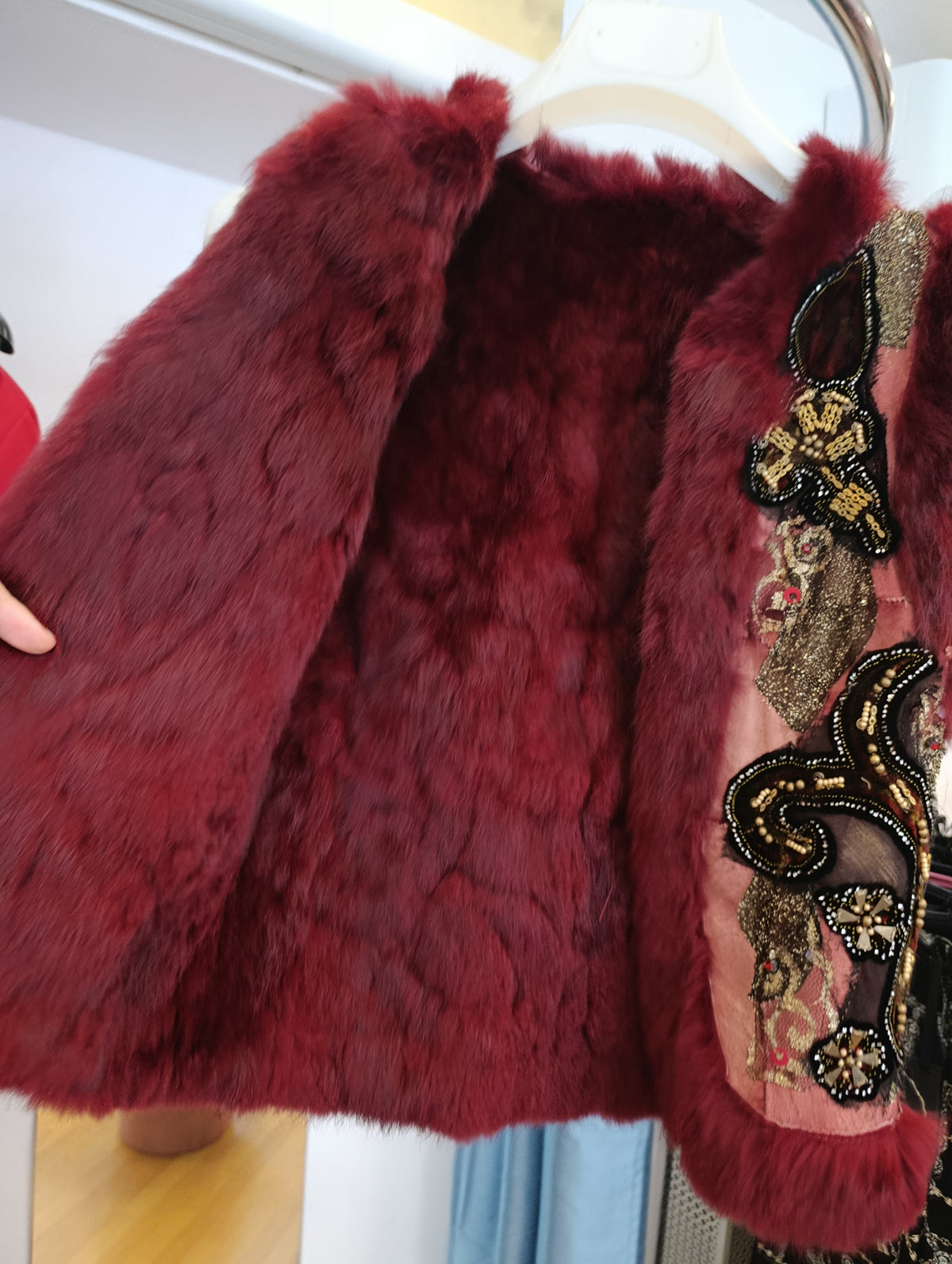 Gilet in lapin bordeaux con strass