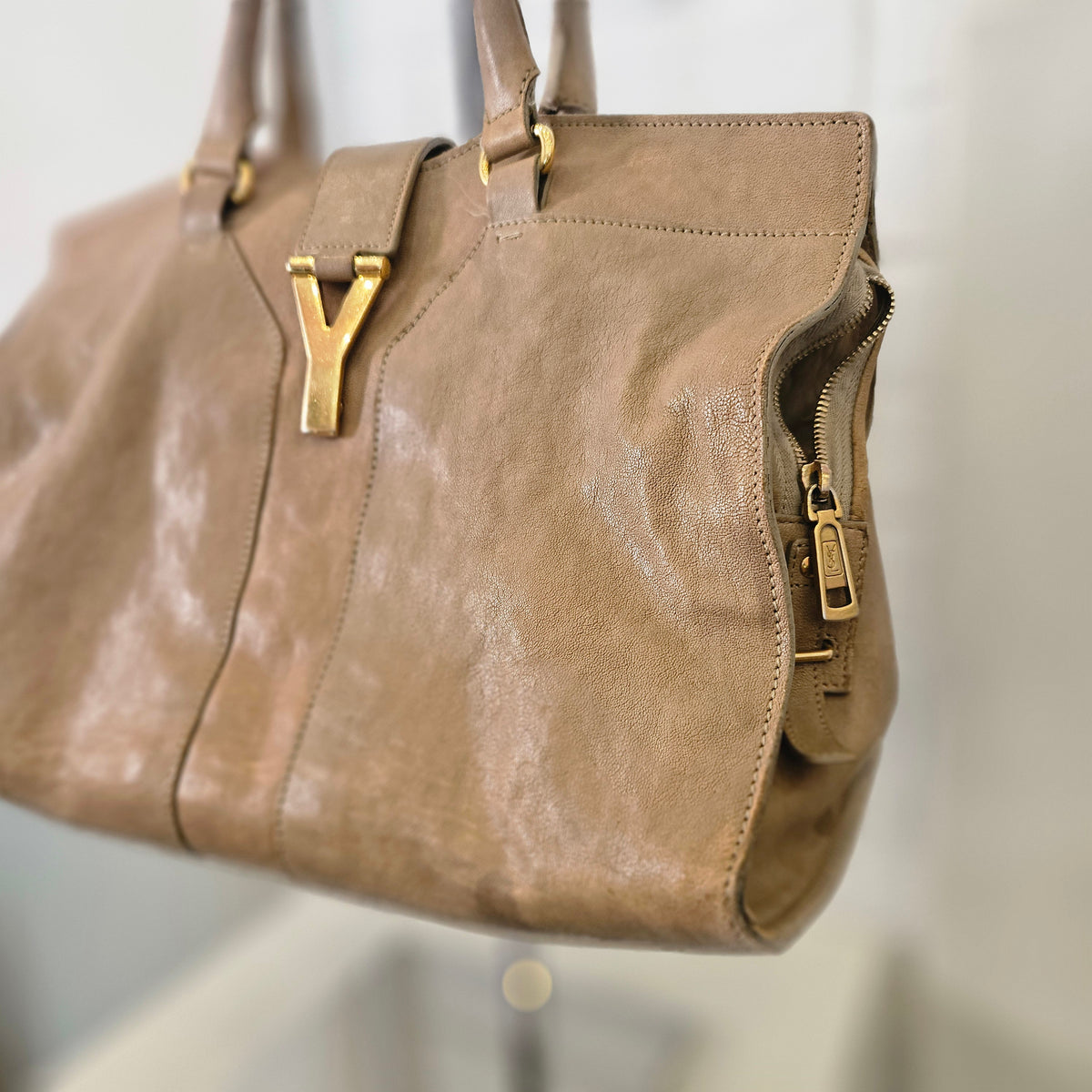 Borsa a Mano Yves Saint Laurent Chyc Large in Pelle Scamosciata Taupe
