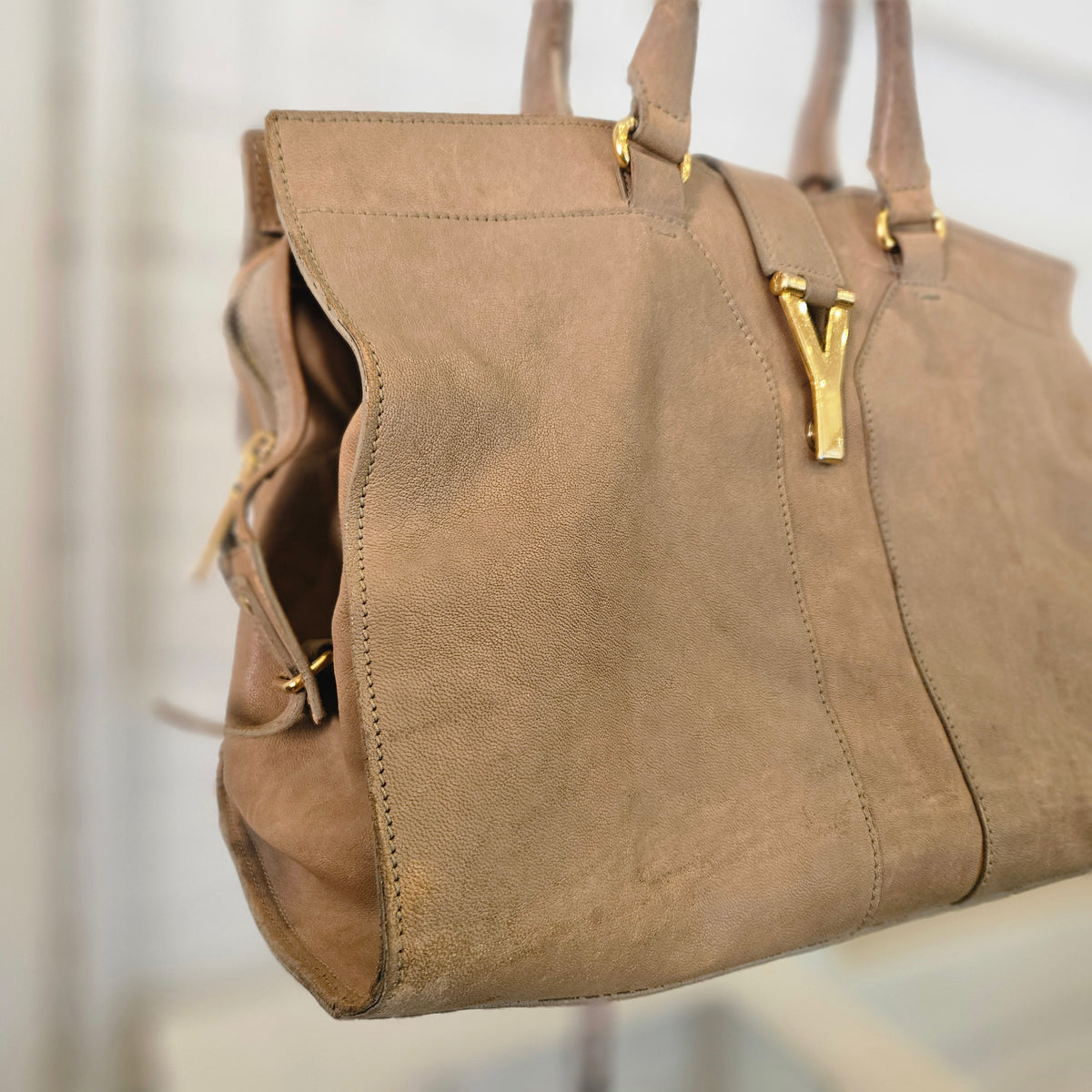 Borsa a Mano Yves Saint Laurent Chyc Large in Pelle Scamosciata Taupe