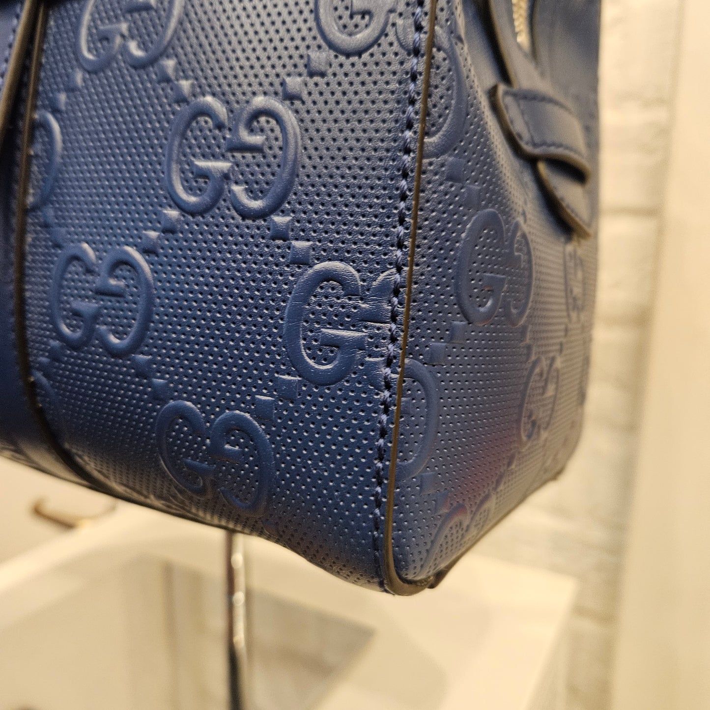 Borsa Tote embossed GG Gucci blu