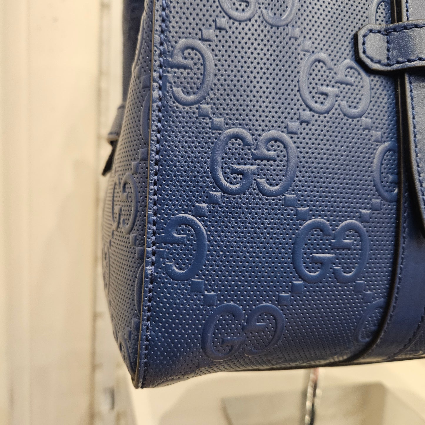 Borsa Tote embossed GG Gucci blu