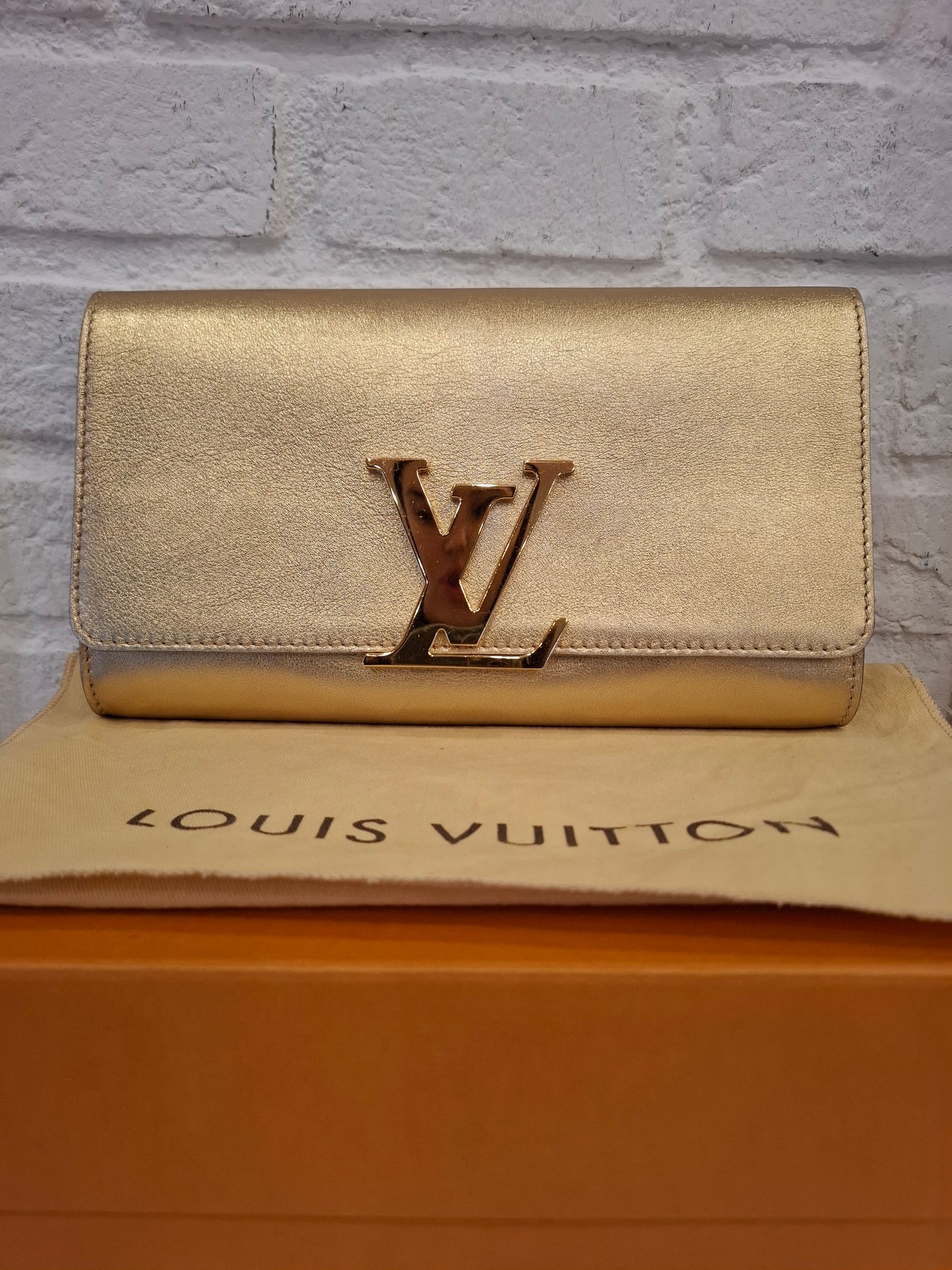 Pochette Louis Vuitton dorata a mano