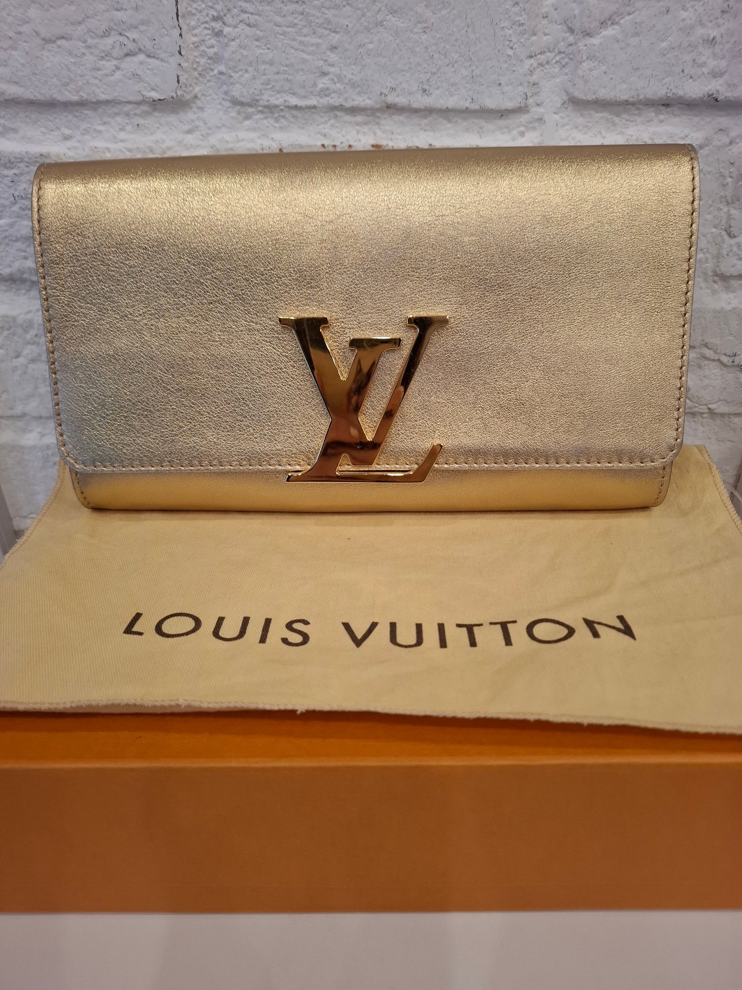 Pochette Louis Vuitton dorata a mano