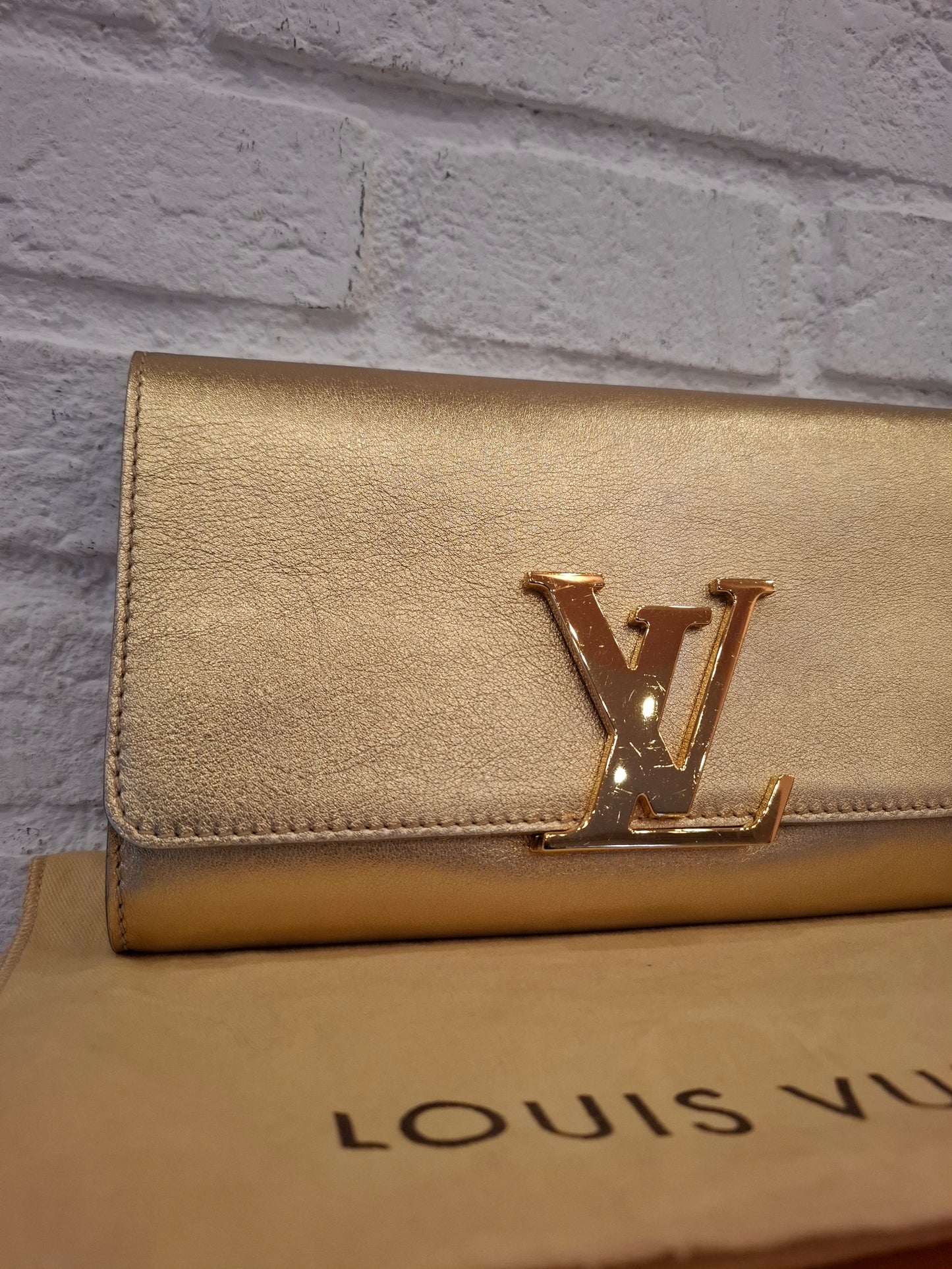 Pochette Louis Vuitton dorata a mano