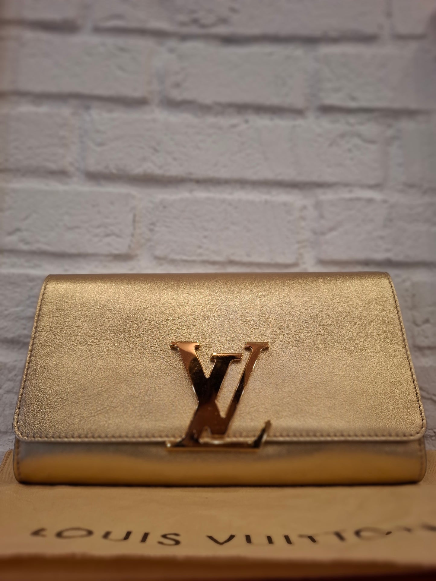 Pochette Louis Vuitton dorata a mano