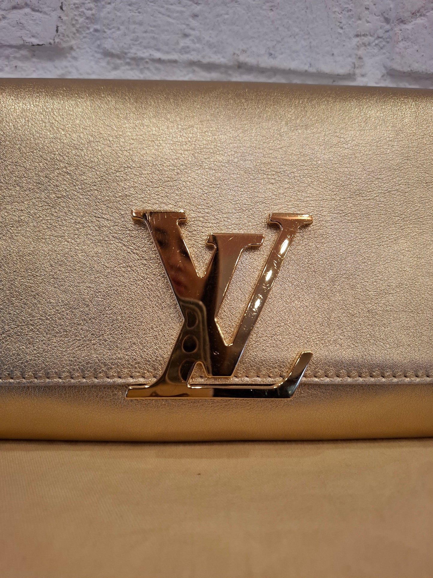 Pochette Louis Vuitton dorata a mano