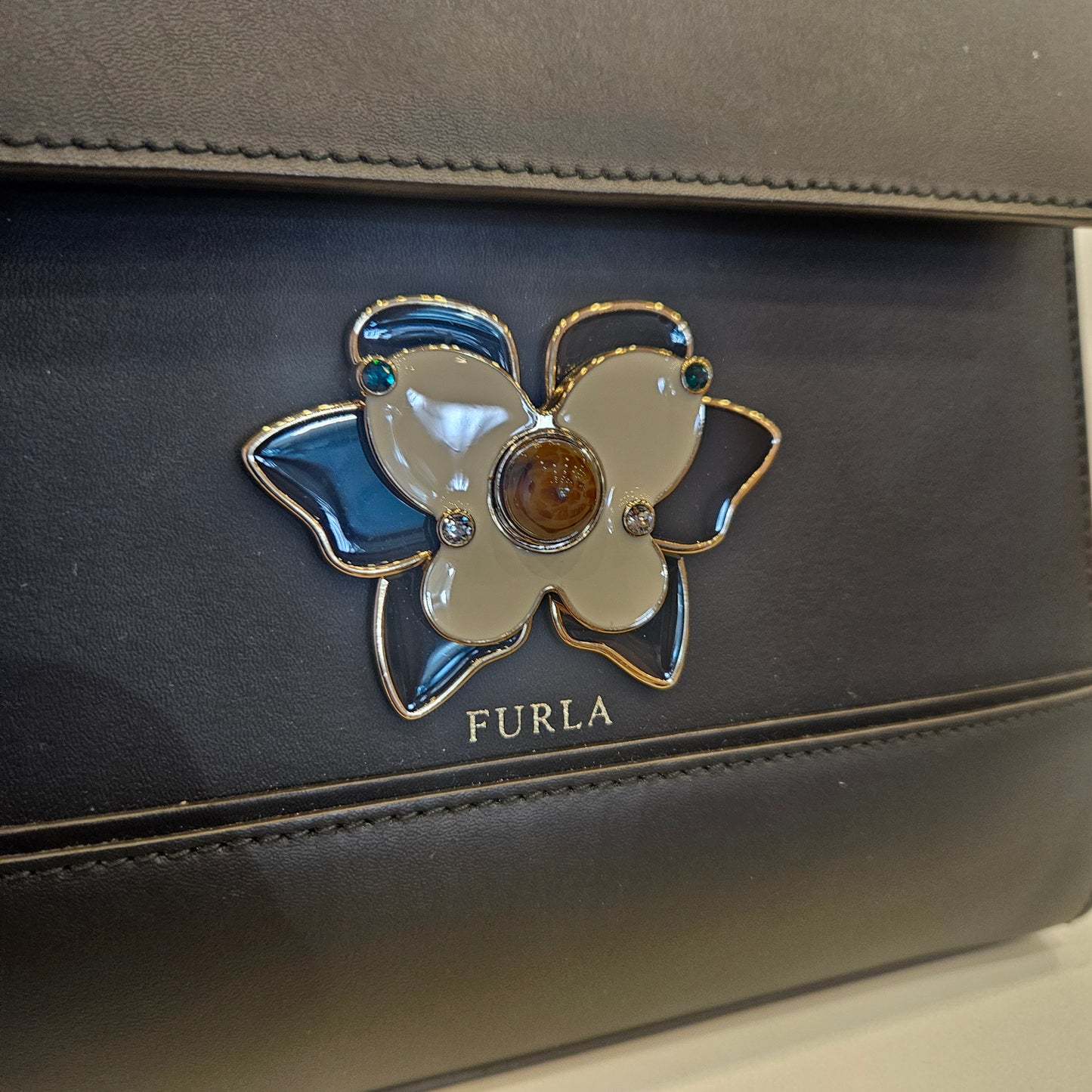 Borsa Furla con fiore smaltato