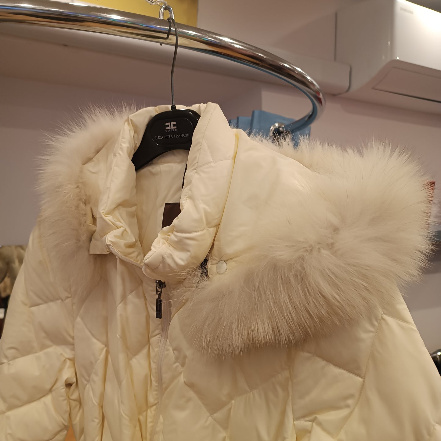 Piumino Moncler colorazione panna tg 44