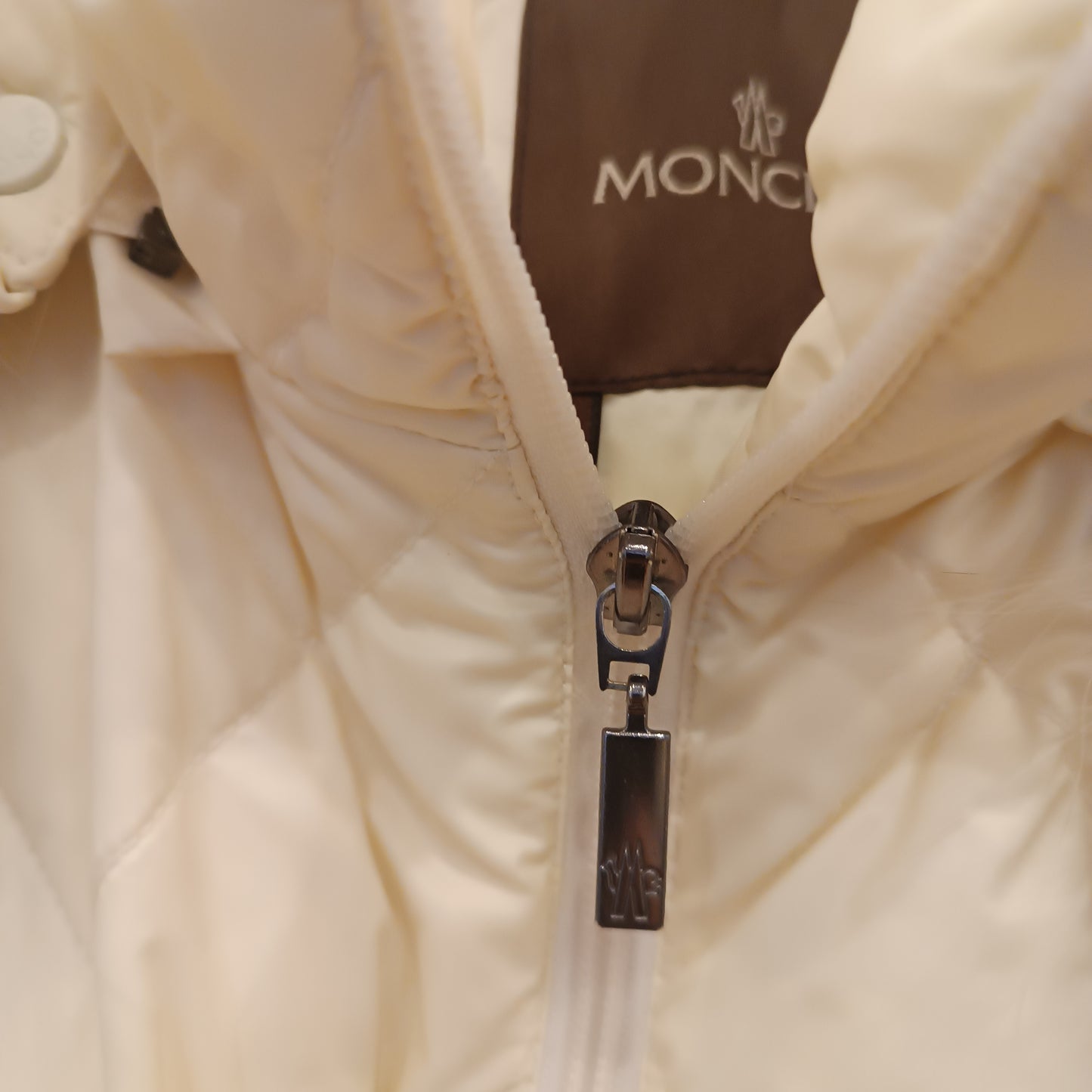 Piumino Moncler colorazione panna tg 44