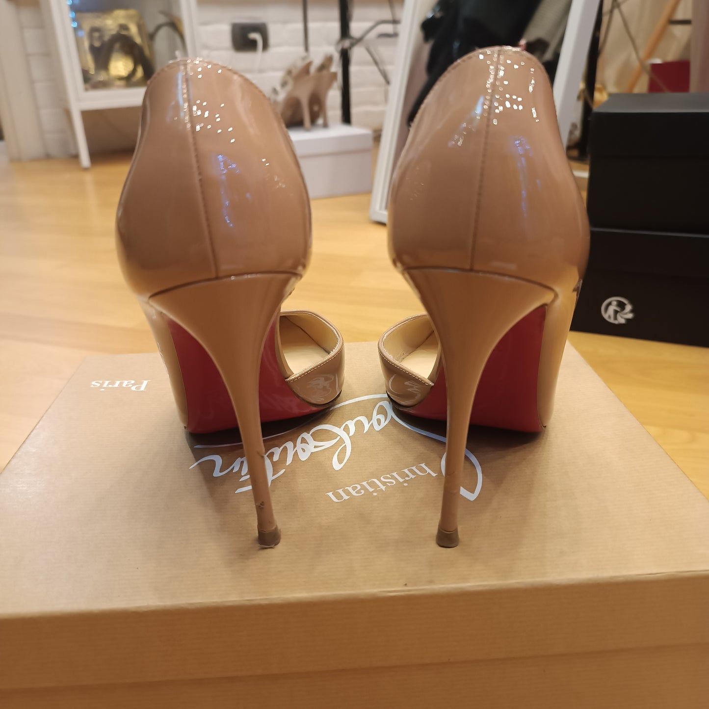 Tacchi Louboutin n.37.5 nude