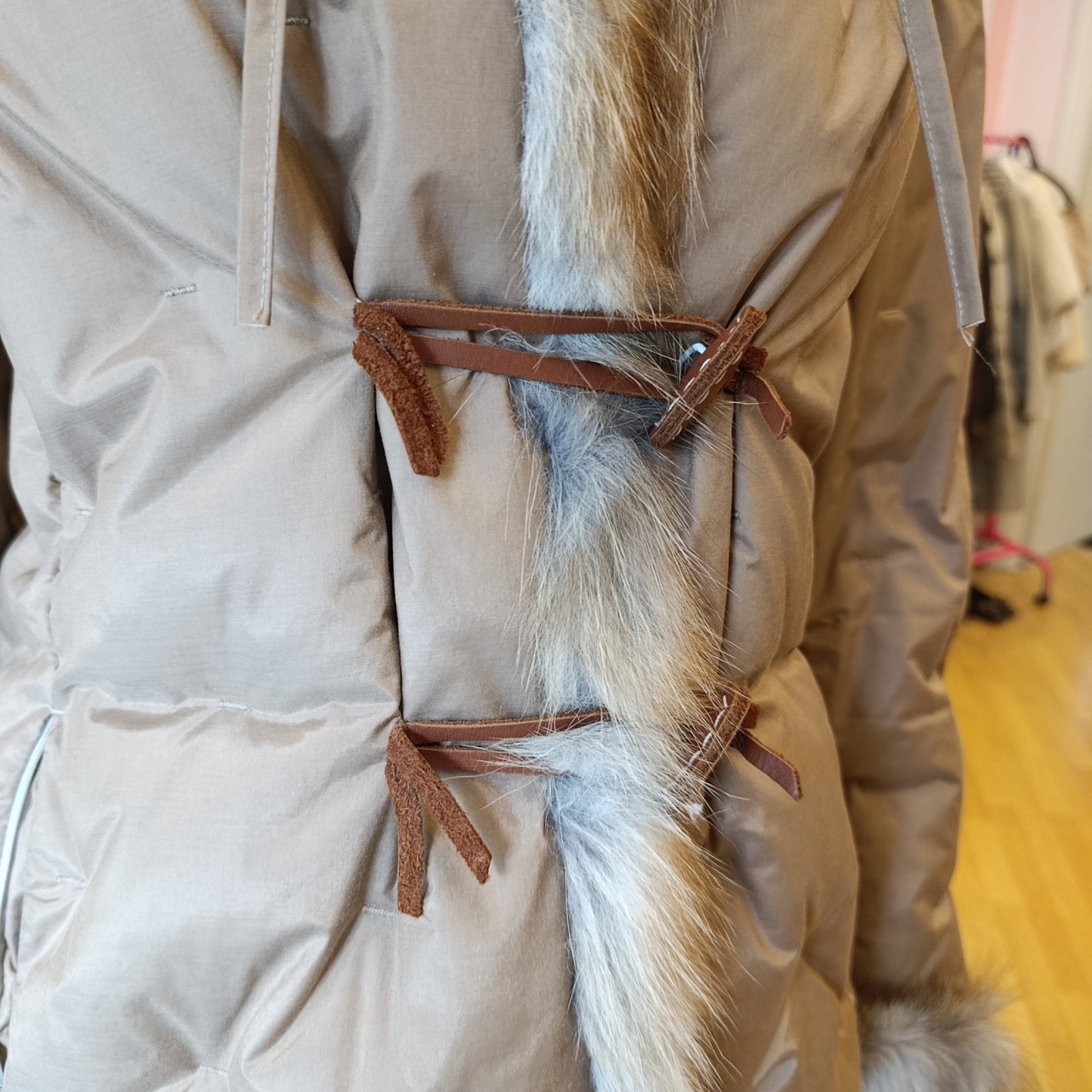 Piumino beige con inserto in volpe e pelle tg S