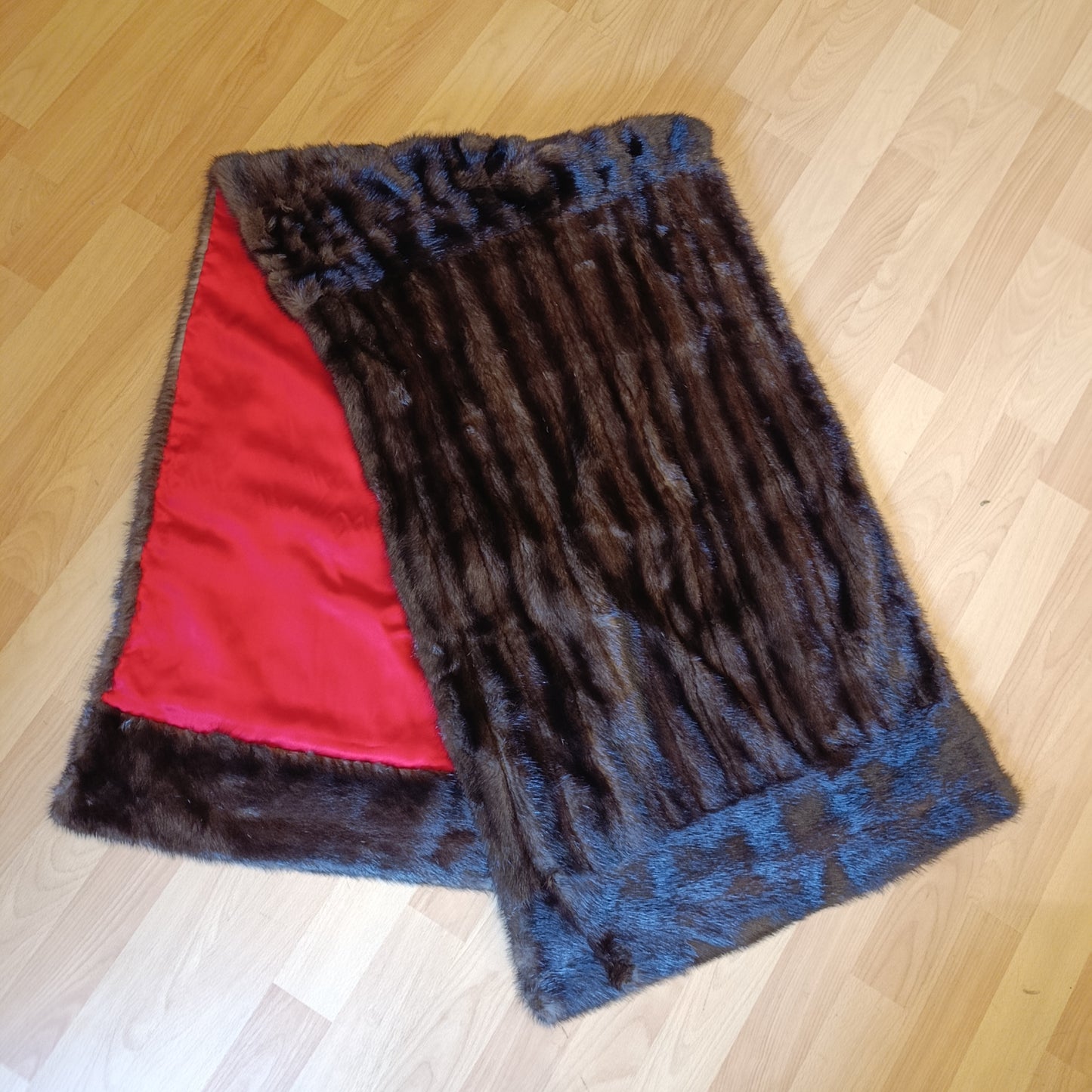 Stola visone e raso rosso