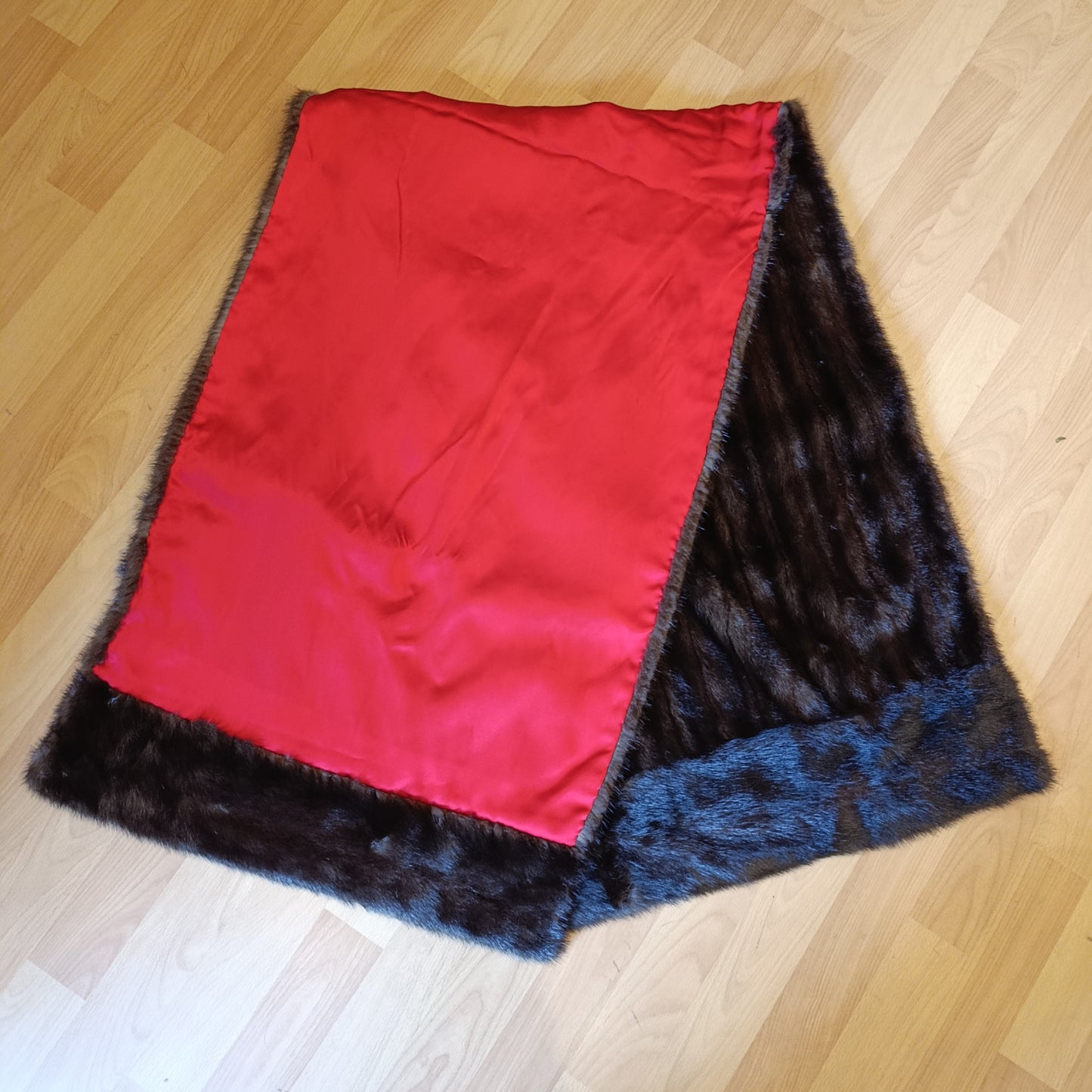 Stola visone e raso rosso