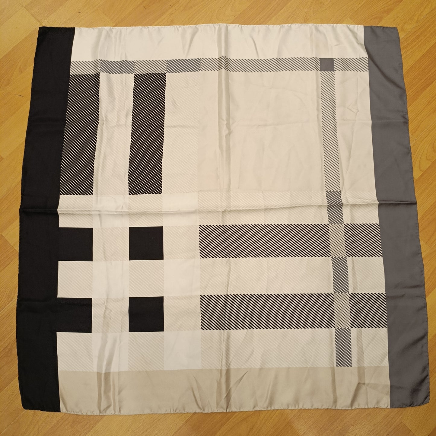 Foulard Burberry bianco/nero/grigio