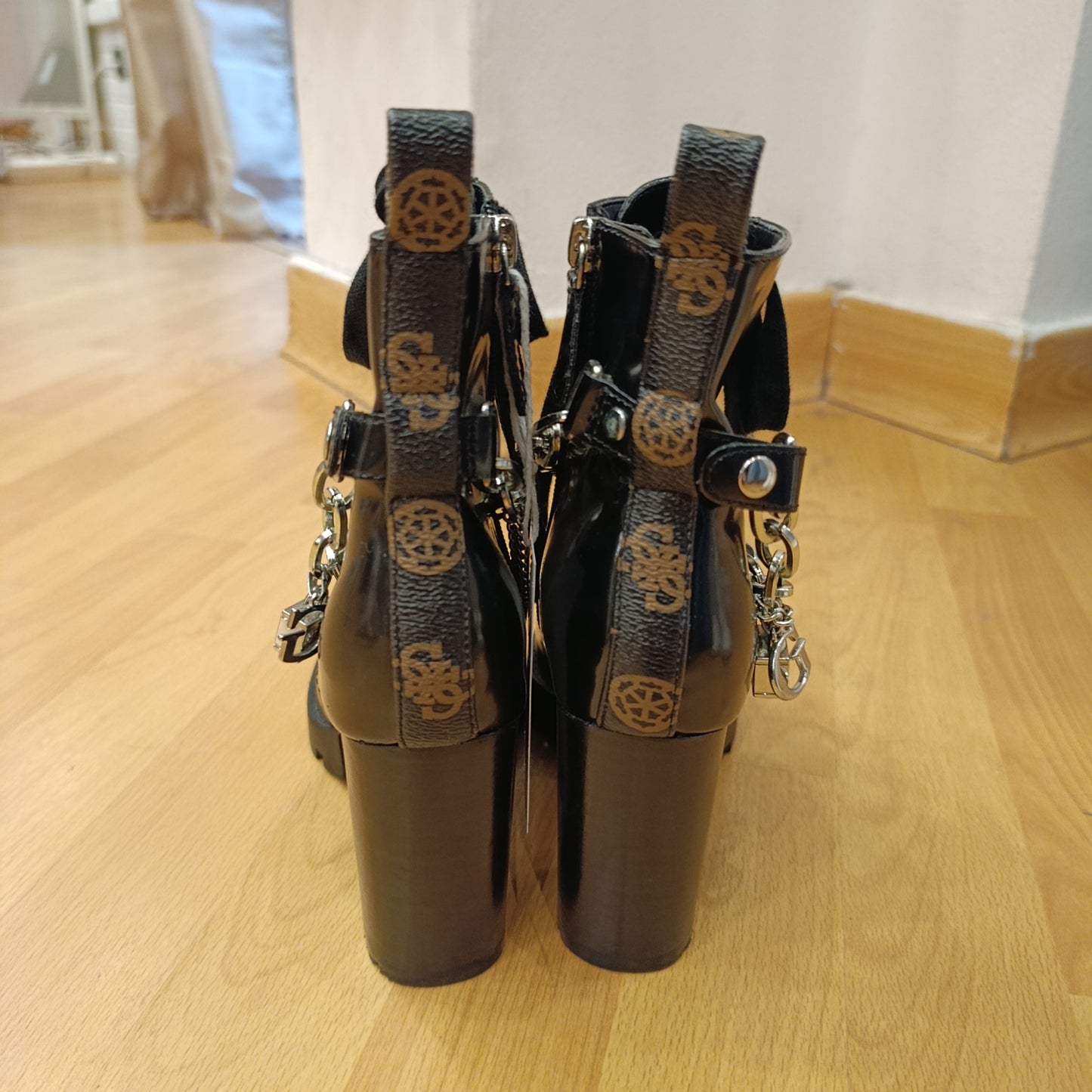 Tronchetto nero Guess nr 36