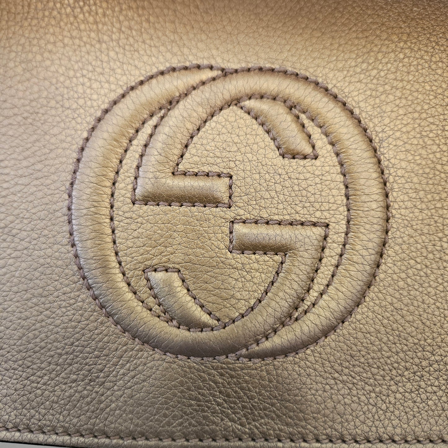 Clutch Gucci Soho metallic Gold