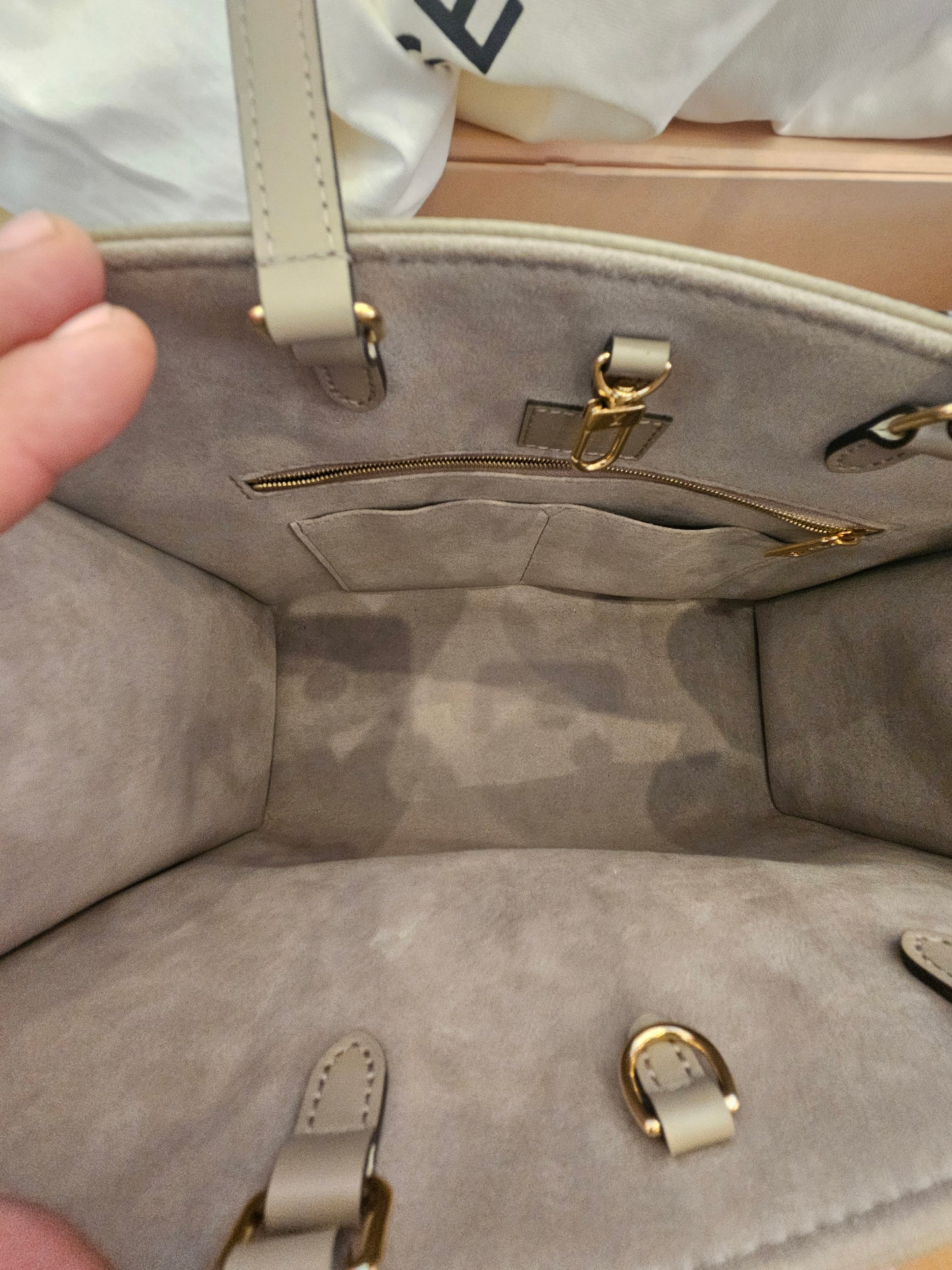 On Thego MM Louis Vuitton
