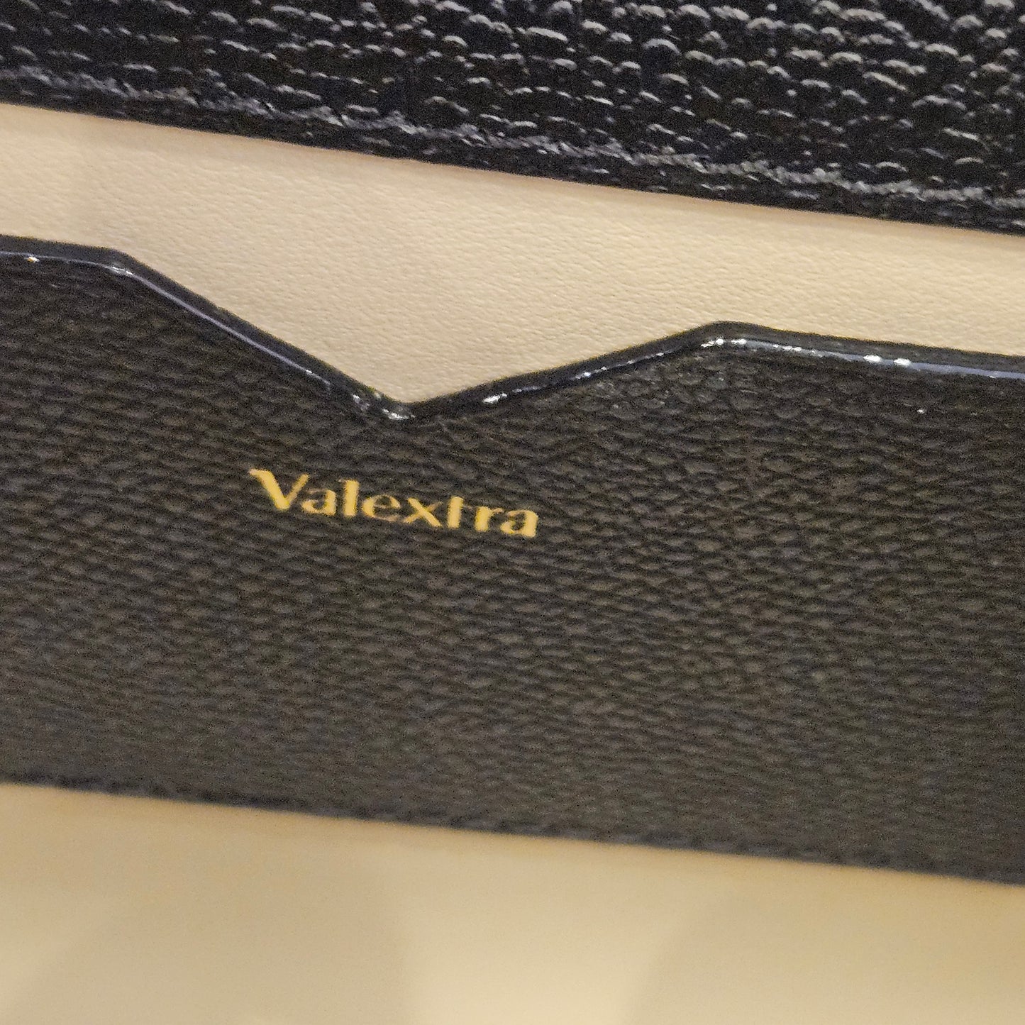 Iside Valextra