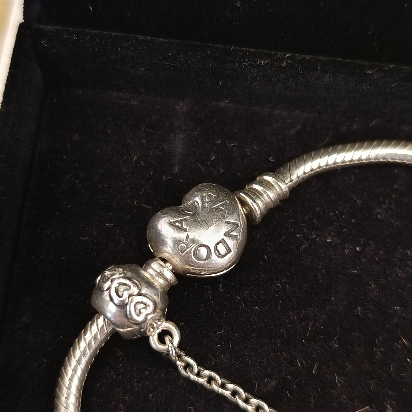 Bracciale pandora compreso di charm