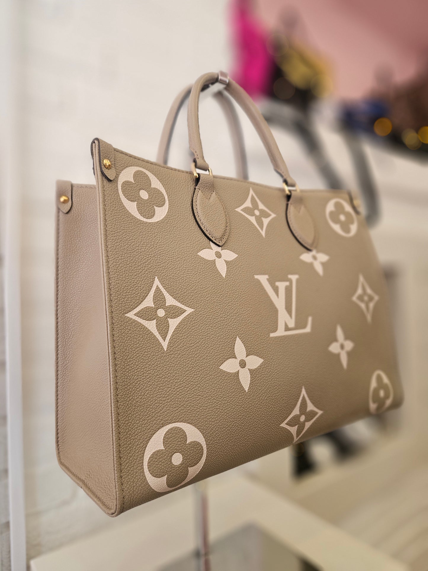 On Thego MM Louis Vuitton