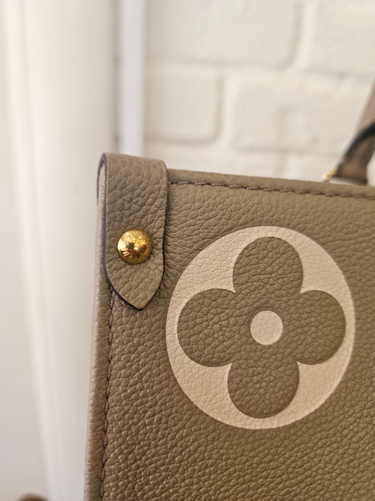 On Thego MM Louis Vuitton